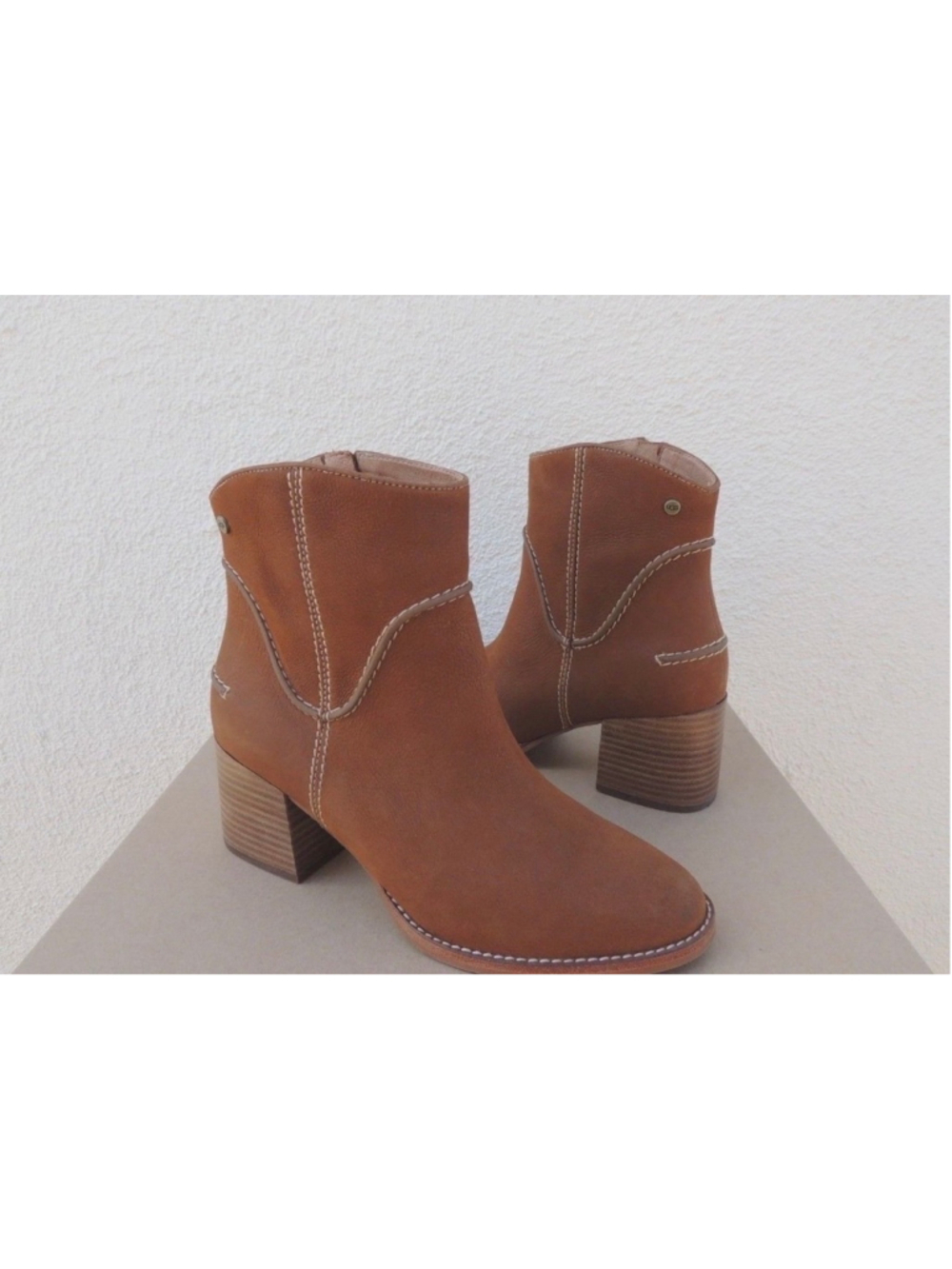 Women's UGG Annie Boot Brown Leather Ankle Boots, size 11